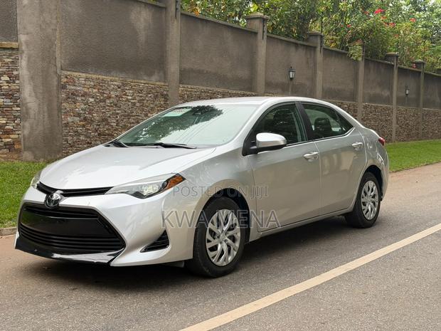 Toyota Corolla LE (1.8L 4cyl 2A) 2018 Silver