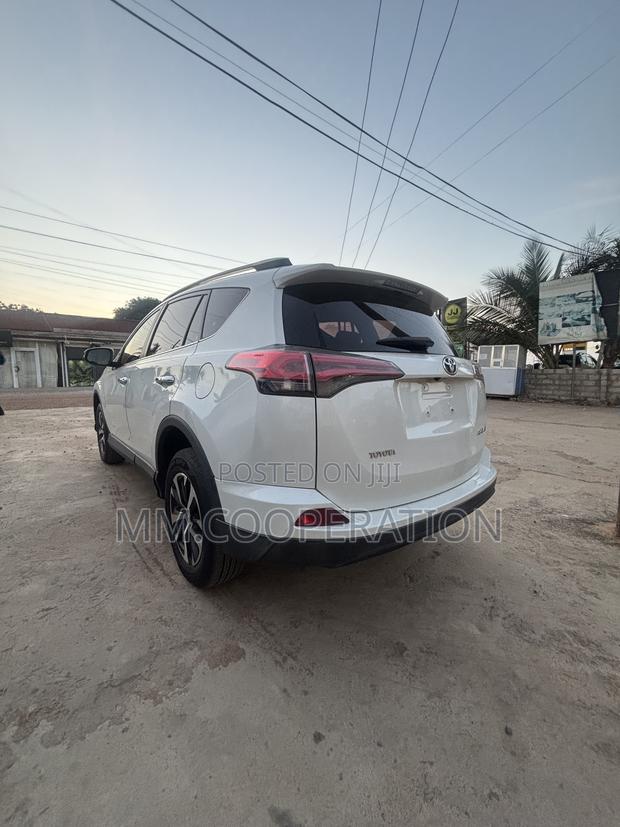 Toyota RAV4 XLE AWD (2.5L 4cyl 6A) 2017 White