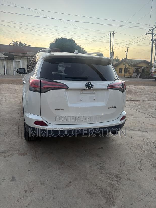 Toyota RAV4 XLE AWD (2.5L 4cyl 6A) 2017 White