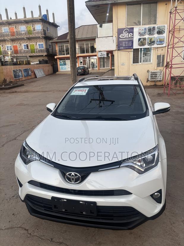 Toyota RAV4 XLE AWD (2.5L 4cyl 6A) 2017 White