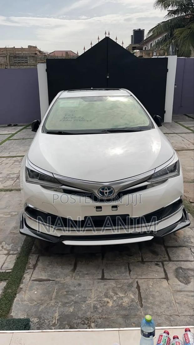 Toyota Corolla XLE (1.8L 4cyl 2A) 2018 White