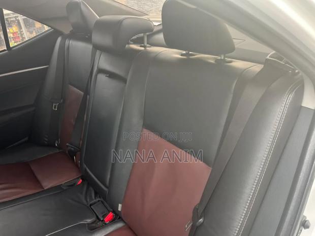 Toyota Corolla XLE (1.8L 4cyl 2A) 2018 White