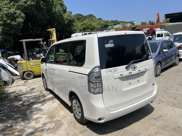 Toyota Voxy V 2WD 8-Seater 2013 White
