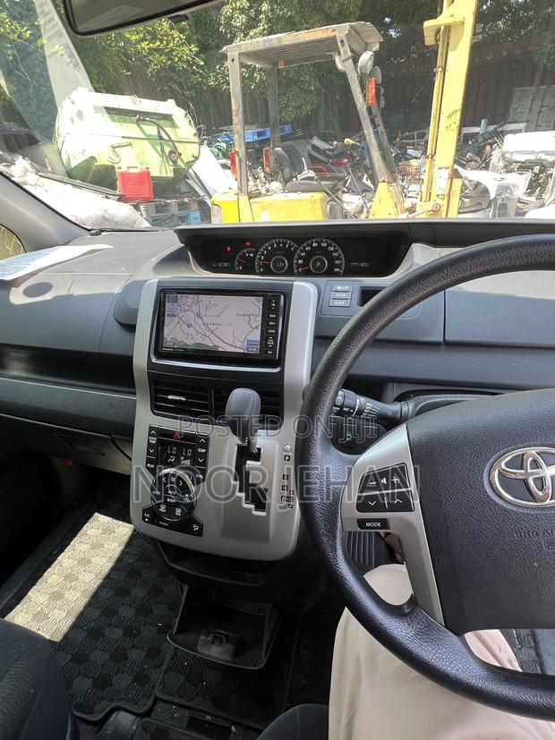 Toyota Voxy V 2WD 8-Seater 2013 White