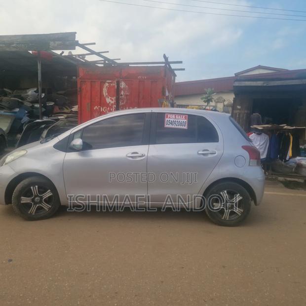 Toyota Vitz 2010 Silver