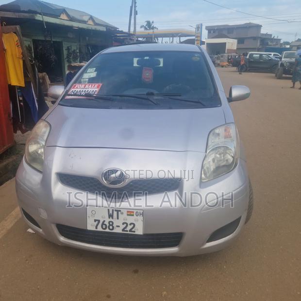 Toyota Vitz 2010 Silver