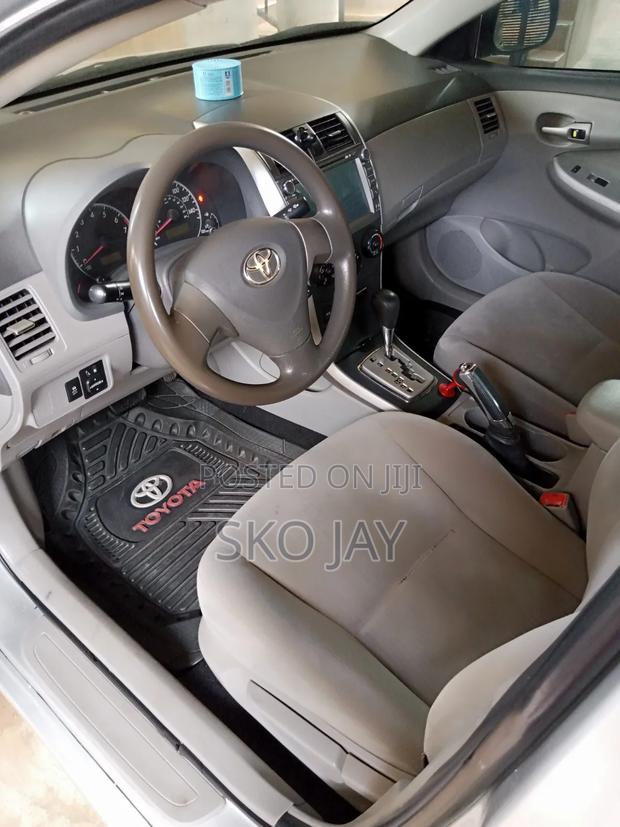 Toyota Corolla 2010 Silver