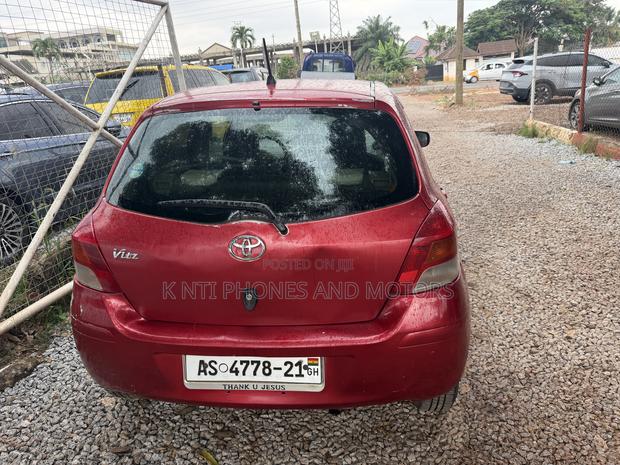Toyota Vitz 1.3 FWD 5dr 2010 Red