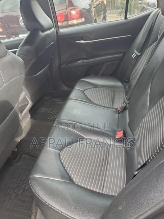 Toyota Camry SE (2.5L 4cyl 8A) 2019 Gray