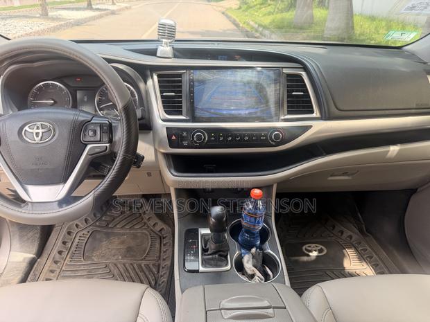 Toyota Highlander LE V6 4x4 (3.5L 6cyl 6A) 2016 Gray