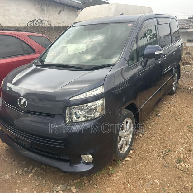 Toyota Voxy X 2WD 8-Seater 2011 Gray