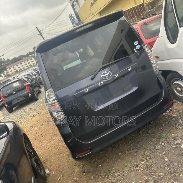 Toyota Voxy X 2WD 8-Seater 2011 Gray