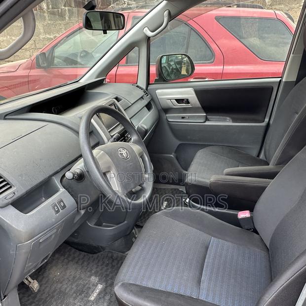 Toyota Voxy X 2WD 8-Seater 2011 Gray