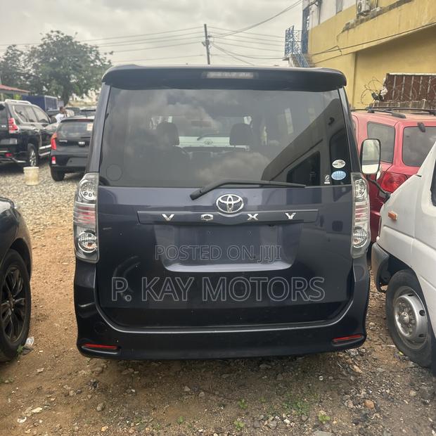 Toyota Voxy X 2WD 8-Seater 2011 Gray