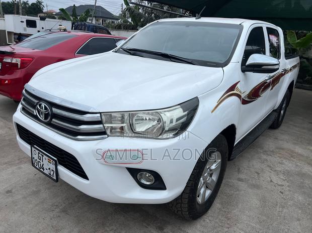 Toyota Hilux SR+ 4x4 2017 White