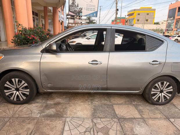 Nissan Versa 1.6 SV 2013 Gray