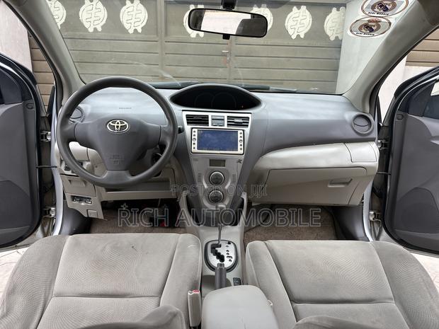 Toyota Belta 2010 Silver