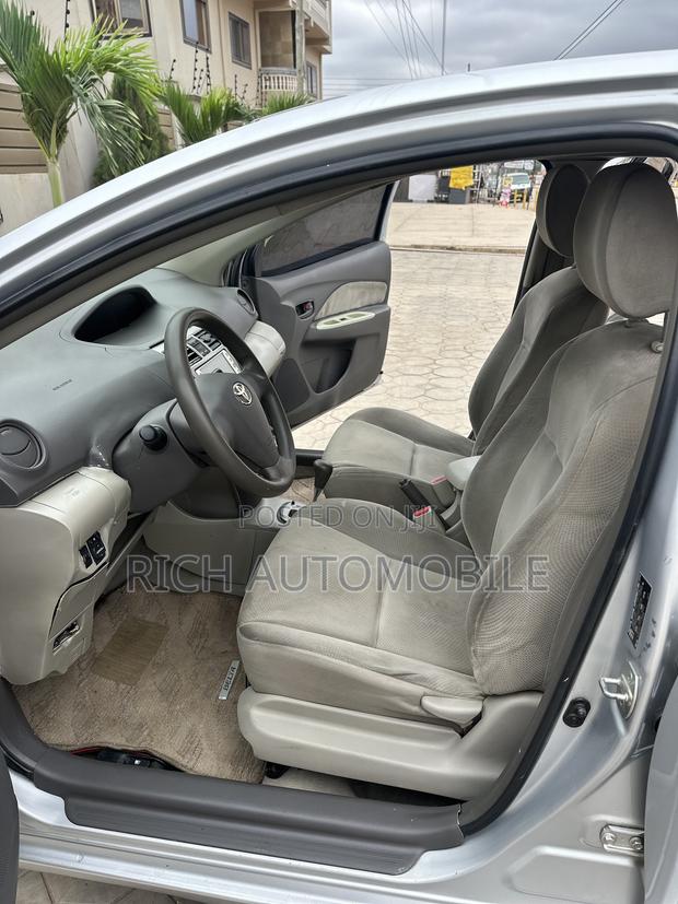 Toyota Belta 2010 Silver