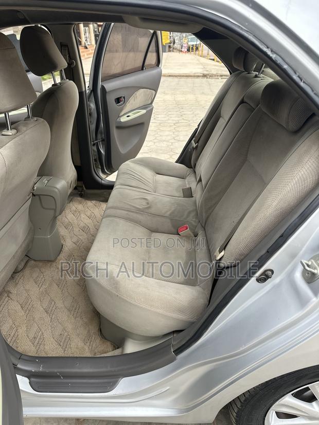 Toyota Belta 2010 Silver