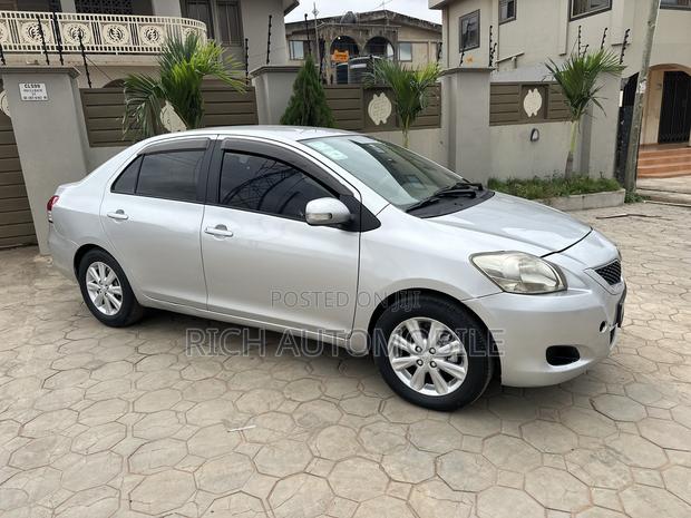Toyota Belta 2010 Silver