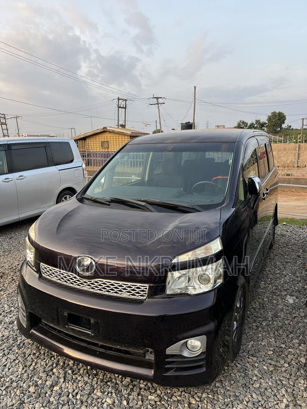 Toyota Voxy 2012