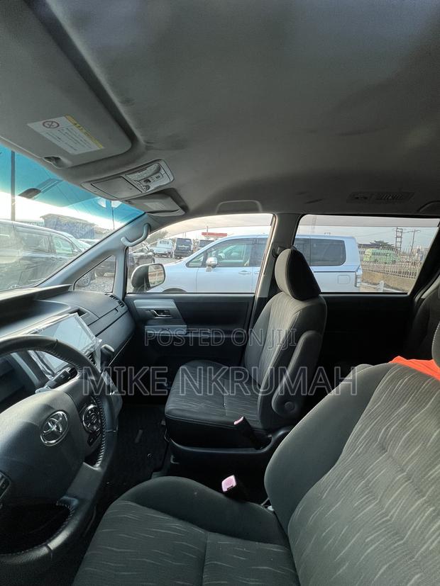 Toyota Voxy 2012