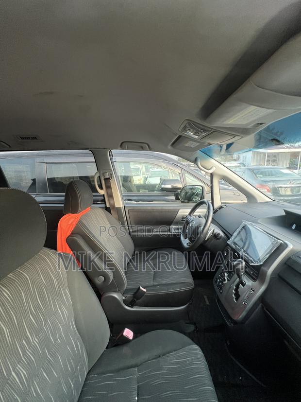 Toyota Voxy 2012