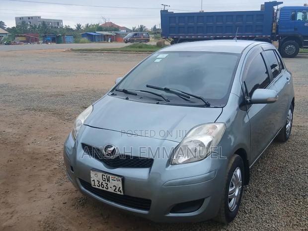 Toyota Vitz 2010 Gray