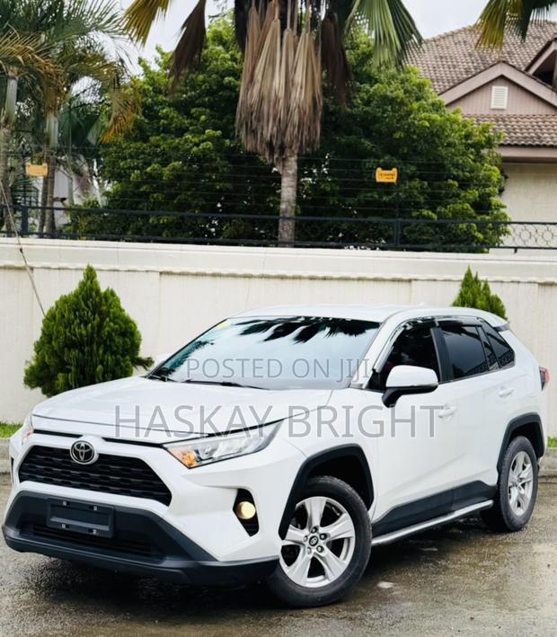 Toyota RAV4 2021 White