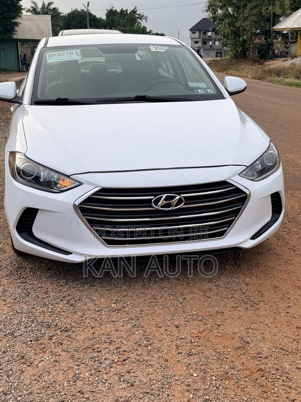 Hyundai Elantra SE Sedan FWD (2.0L 4cyl 6M) 2017 White