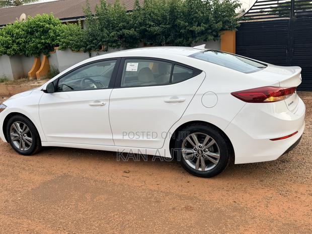Hyundai Elantra SE Sedan FWD (2.0L 4cyl 6M) 2017 White