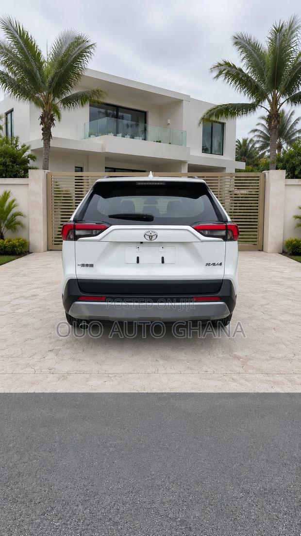 Toyota RAV4 2022 White
