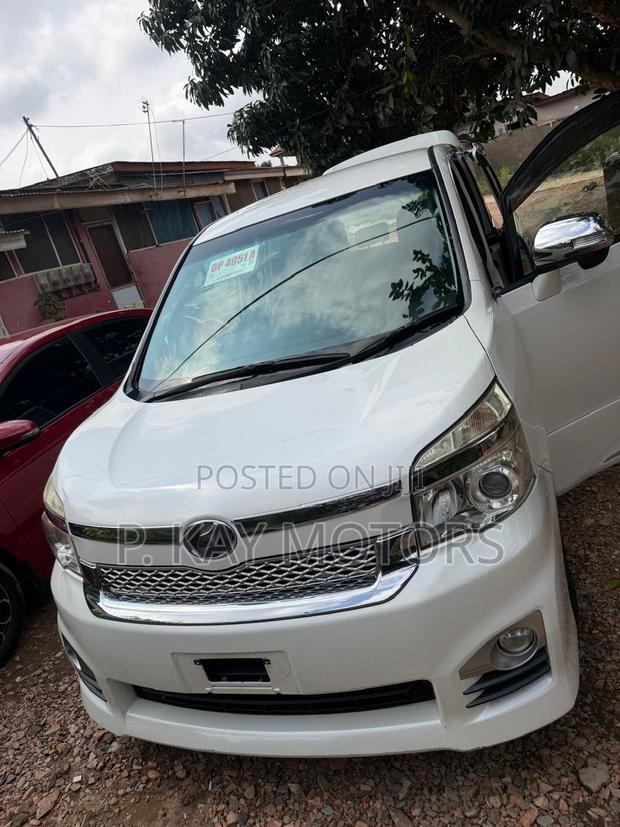 Toyota Voxy 2013 White