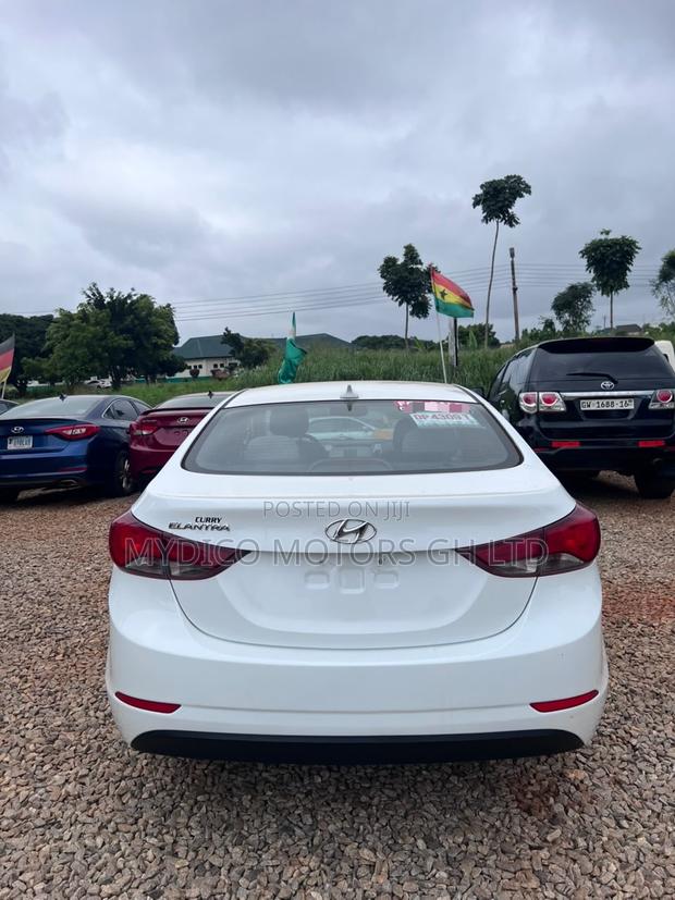 Hyundai Elantra SE Sedan FWD (1.8L 4cyl 6A) 2016 White