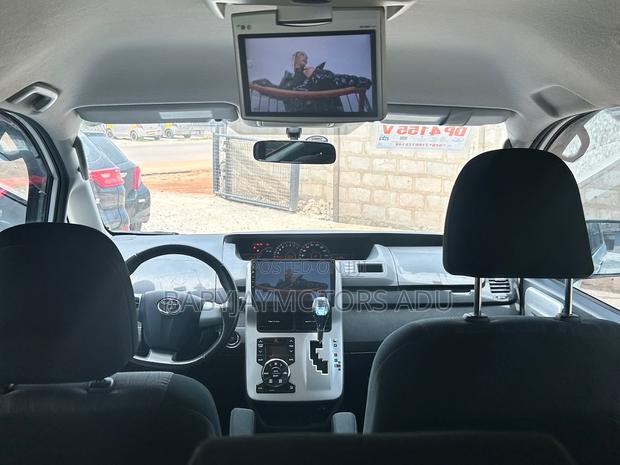 Toyota Voxy Trans-X 2WD 5-Seater 2013 Pearl