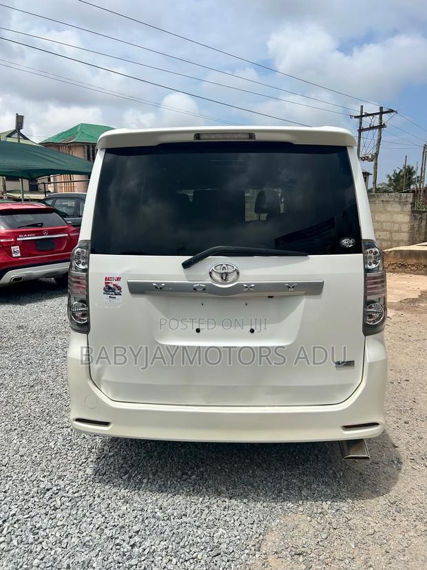 Toyota Voxy Trans-X 2WD 5-Seater 2013 Pearl