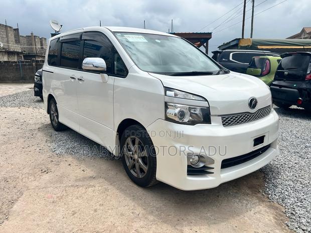 Toyota Voxy Trans-X 2WD 5-Seater 2013 Pearl