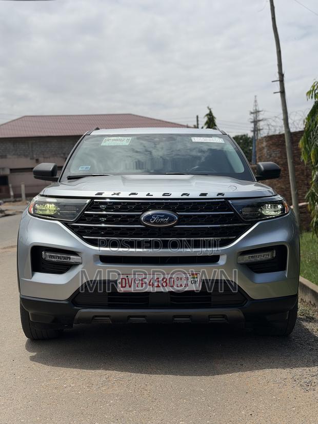 Ford Explorer XLT 2022 Silver
