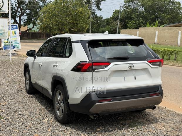 Toyota RAV4 XLE Premium AWD 2023 White