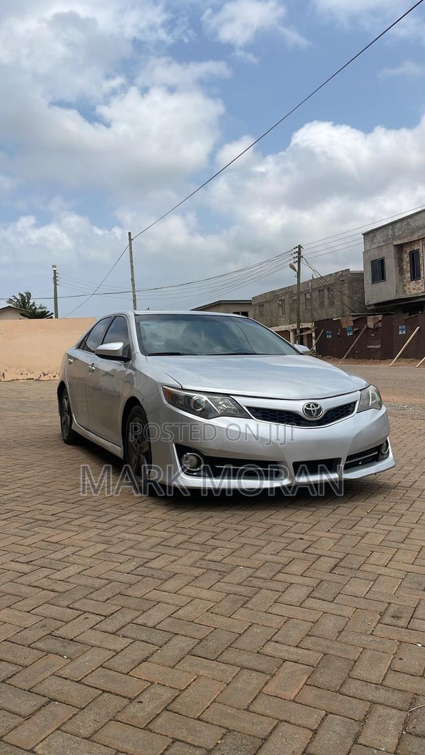 Toyota Camry SE 4dr Sedan w/Prod. End 11/13 (2.5L 4cyl 6A) 2014 Silver