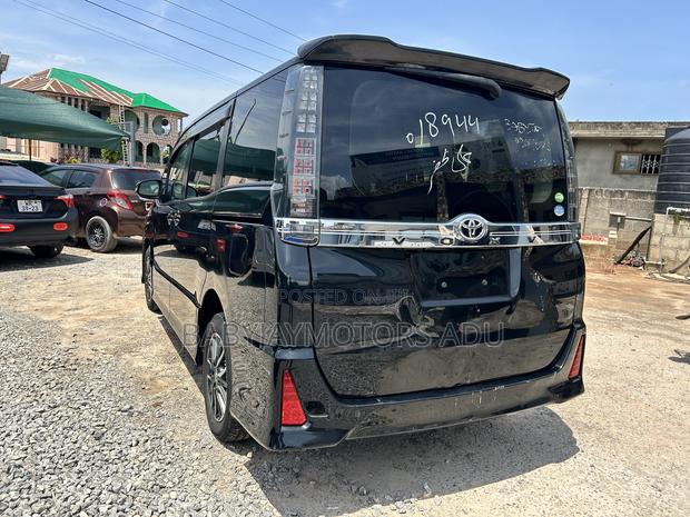 Toyota Voxy V 4WD 8-Seater 2014 Black