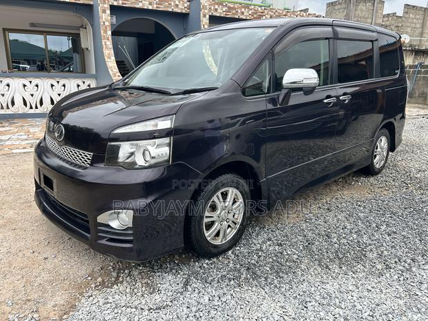 Toyota Voxy V 2WD 8-Seater 2012 Black