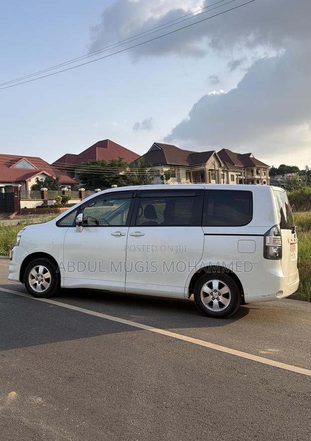 Toyota Voxy 2011 White