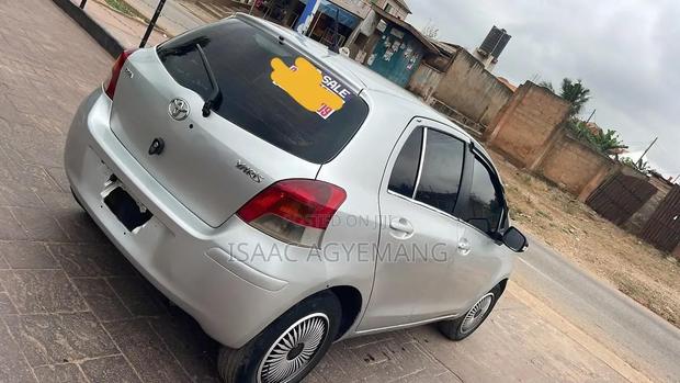 Toyota Vitz 2010 Silver