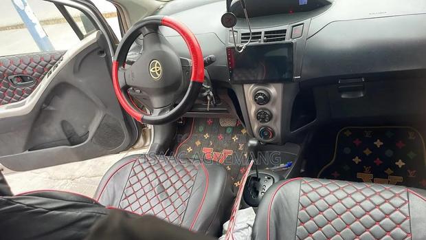 Toyota Vitz 2010 Silver