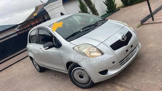 Toyota Vitz 2010 Silver