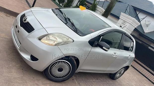 Toyota Vitz 2010 Silver