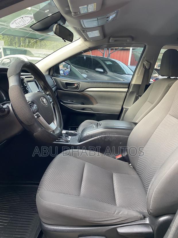 Toyota Highlander LE 4x4 V6 (3.5L 6cyl 8A) 2018 White