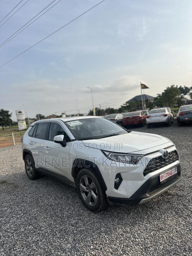 Toyota RAV4 XLE FWD 2023 White