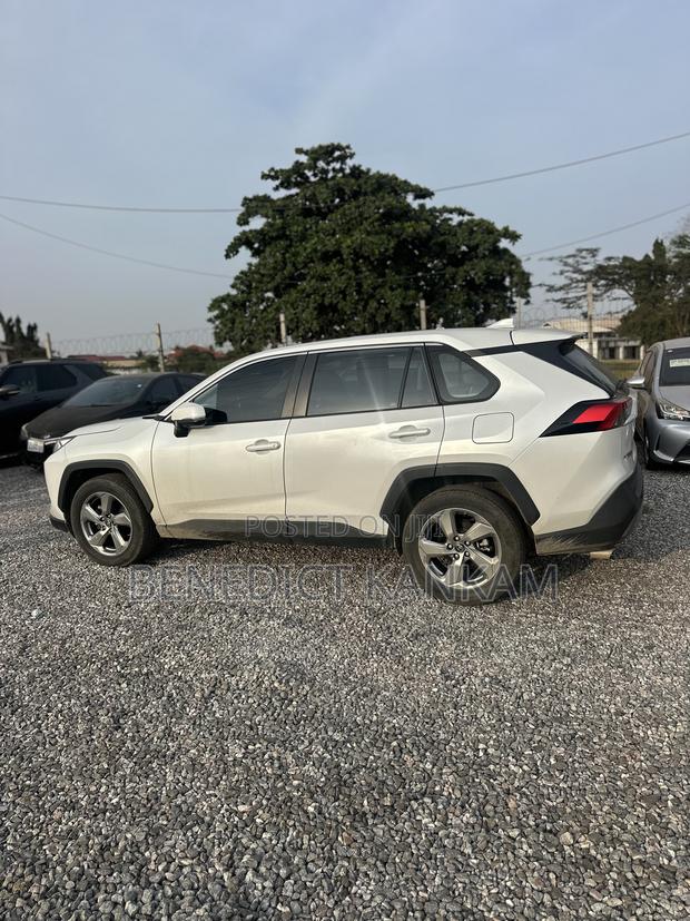 Toyota RAV4 XLE FWD 2023 White